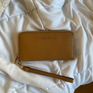 Michael Kors peanut phone case wallet wristlet
